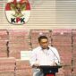 Tumpukan uang Rp 300 miliar hasil kasus korupsi investasi fiktif Taspen dipamerkan KPK. (Ist)