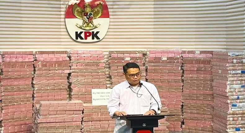 Tumpukan uang Rp 300 miliar hasil kasus korupsi investasi fiktif Taspen dipamerkan KPK. (Ist)