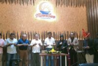 manajemen Moonsun Fishing & Resto melakukan doa bersama dan prosesi pemotongan tumpeng pada acara soft opening di Danau Mawang, Gowa.