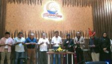 manajemen Moonsun Fishing & Resto melakukan doa bersama dan prosesi pemotongan tumpeng pada acara soft opening di Danau Mawang, Gowa.