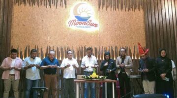 manajemen Moonsun Fishing & Resto melakukan doa bersama dan prosesi pemotongan tumpeng pada acara soft opening di Danau Mawang, Gowa.
