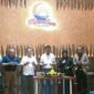 manajemen Moonsun Fishing & Resto melakukan doa bersama dan prosesi pemotongan tumpeng pada acara soft opening di Danau Mawang, Gowa.