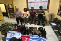 Dua warga asal Mamberamo Tengah berinisial PG (32) dan SG (29) diamankan personel Satgas Pamtas RI–PNG Statis Yonif 643/Wns setelah tertangkap tangan membawa munisi dan bendera Bintang Kejora