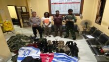 Dua warga asal Mamberamo Tengah berinisial PG (32) dan SG (29) diamankan personel Satgas Pamtas RI–PNG Statis Yonif 643/Wns setelah tertangkap tangan membawa munisi dan bendera Bintang Kejora