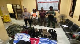 Dua warga asal Mamberamo Tengah berinisial PG (32) dan SG (29) diamankan personel Satgas Pamtas RI–PNG Statis Yonif 643/Wns setelah tertangkap tangan membawa munisi dan bendera Bintang Kejora
