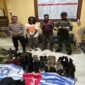 Dua warga asal Mamberamo Tengah berinisial PG (32) dan SG (29) diamankan personel Satgas Pamtas RI–PNG Statis Yonif 643/Wns setelah tertangkap tangan membawa munisi dan bendera Bintang Kejora