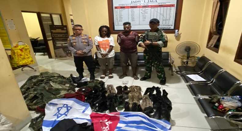 Dua warga asal Mamberamo Tengah berinisial PG (32) dan SG (29) diamankan personel Satgas Pamtas RI–PNG Statis Yonif 643/Wns setelah tertangkap tangan membawa munisi dan bendera Bintang Kejora