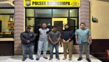 Petugas Unit PPA Polres Bulukumba bersama terduga pelaku KDRT berinisial AI (tengah) saat diamankan di Mapolsek Bulukumpa, Selasa malam (25/11/2025).
