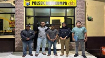 Petugas Unit PPA Polres Bulukumba bersama terduga pelaku KDRT berinisial AI (tengah) saat diamankan di Mapolsek Bulukumpa, Selasa malam (25/11/2025).