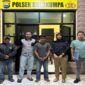 Petugas Unit PPA Polres Bulukumba bersama terduga pelaku KDRT berinisial AI (tengah) saat diamankan di Mapolsek Bulukumpa, Selasa malam (25/11/2025).