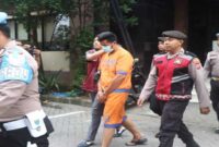 Tersangka F, pria 27 tahun asal Malang, dibawa oleh petugas kepolisian usai diamankan terkait kasus pembunuhan wanita 32 tahun di hotel wilayah Gedangan, Sidoarjo. (Ist)