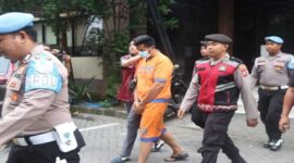 Tersangka F, pria 27 tahun asal Malang, dibawa oleh petugas kepolisian usai diamankan terkait kasus pembunuhan wanita 32 tahun di hotel wilayah Gedangan, Sidoarjo. (Ist)