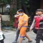 Tersangka F, pria 27 tahun asal Malang, dibawa oleh petugas kepolisian usai diamankan terkait kasus pembunuhan wanita 32 tahun di hotel wilayah Gedangan, Sidoarjo. (Ist)