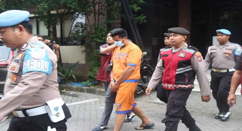 Tersangka F, pria 27 tahun asal Malang, dibawa oleh petugas kepolisian usai diamankan terkait kasus pembunuhan wanita 32 tahun di hotel wilayah Gedangan, Sidoarjo. (Ist)