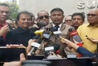 Pengacara Roy Suryo, Ahmad Khozinudin (tengah)