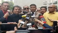 Pengacara Roy Suryo, Ahmad Khozinudin (tengah)