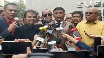 Pengacara Roy Suryo, Ahmad Khozinudin (tengah)