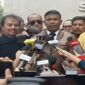 Pengacara Roy Suryo, Ahmad Khozinudin (tengah)