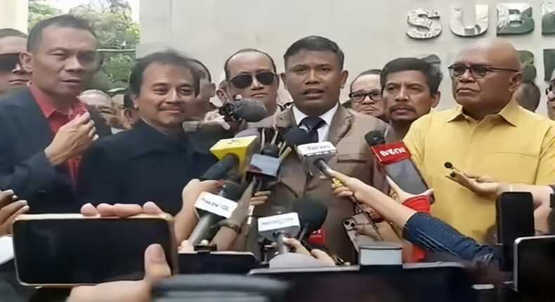 Pengacara Roy Suryo, Ahmad Khozinudin (tengah)