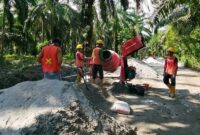 Pekerja menggunakan molen saat pengerjaan proyek irigasi di Desa Poreang, Kecamatan Tana Lili, Luwu Utara.