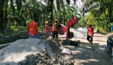 Pekerja menggunakan molen saat pengerjaan proyek irigasi di Desa Poreang, Kecamatan Tana Lili, Luwu Utara.