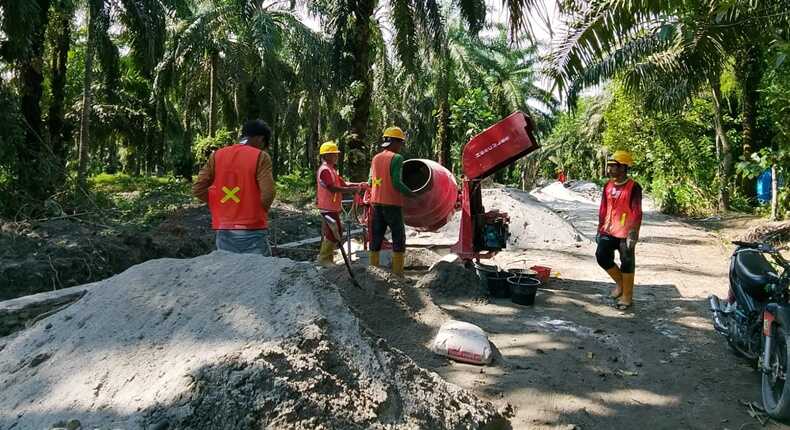 Pekerja menggunakan molen saat pengerjaan proyek irigasi di Desa Poreang, Kecamatan Tana Lili, Luwu Utara.