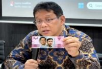 Menteri Keuangan Purbaya Yudhi Sadewa dengan ilustrasi redenominasi rupiah, Rp1.000 disederhanakan menjadi Rp1.