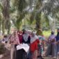 Sejumlah warga Desa Rampoang berkumpul di area kebun sawit saat menyampaikan keluhan terkait polemik pembangunan Yon TP 872/Andi Jemma di Kecamatan Tanalili, Luwu Utara.