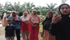 Ratusan warga, didominasi emak-emak Desa Rampoang, Kecamatan Tanalili, Luwu Utara, menggeruduk pos pembangunan Yon TP 868 untuk menyampaikan protes terkait ketidakjelasan lokasi pembangunan.