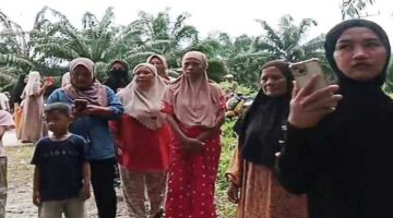 Ratusan warga, didominasi emak-emak Desa Rampoang, Kecamatan Tanalili, Luwu Utara, menggeruduk pos pembangunan Yon TP 868 untuk menyampaikan protes terkait ketidakjelasan lokasi pembangunan.