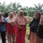 Ratusan warga, didominasi emak-emak Desa Rampoang, Kecamatan Tanalili, Luwu Utara, menggeruduk pos pembangunan Yon TP 868 untuk menyampaikan protes terkait ketidakjelasan lokasi pembangunan.