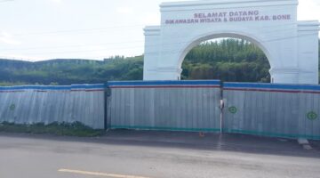 Proyek Bola Soba mangkrak, gerbang kawasan wisata dan budaya Kabupaten Bone tampak tertutup seng proyek, menandakan pembangunan yang belum rampung dan terhenti dalam waktu lama.