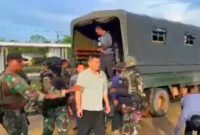 Sejumlah WNA asal China diamankan oleh anggota TNI dan Imigrasi terkait insiden penyerangan di kawasan tambang emas PT SRM, Ketapang (Ist)