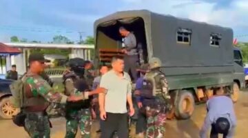 Sejumlah WNA asal China diamankan oleh anggota TNI dan Imigrasi terkait insiden penyerangan di kawasan tambang emas PT SRM, Ketapang (Ist)