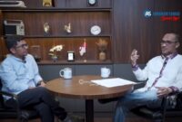 Tangkapan layar video - Aktivis Greenpeace Indonesia, Iqbal Damanik (kiri) saat tampil di podcast Abraham Samad