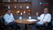 Tangkapan layar video - Aktivis Greenpeace Indonesia, Iqbal Damanik (kiri) saat tampil di podcast Abraham Samad