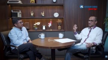 Tangkapan layar video - Aktivis Greenpeace Indonesia, Iqbal Damanik (kiri) saat tampil di podcast Abraham Samad