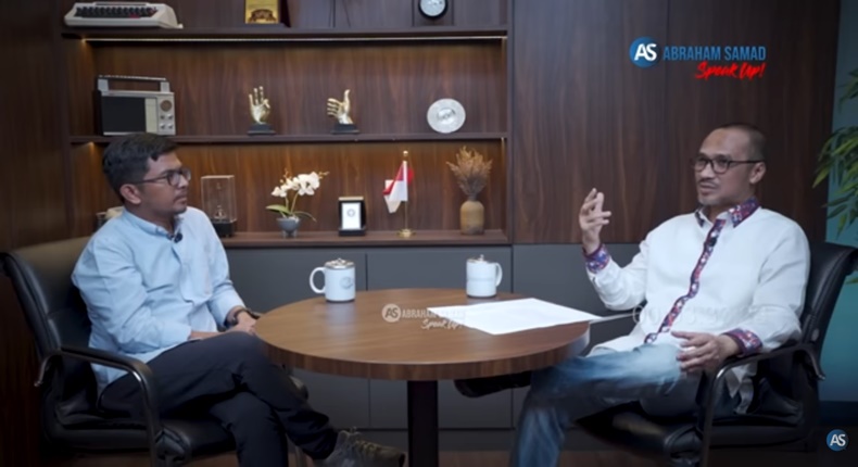 Tangkapan layar video - Aktivis Greenpeace Indonesia, Iqbal Damanik (kiri) saat tampil di podcast Abraham Samad