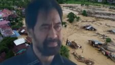 Gubernur Aceh, Mualem, dengan latar belakang pemandangan yang terdampak banjir