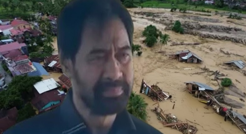 Gubernur Aceh, Mualem, dengan latar belakang pemandangan yang terdampak banjir