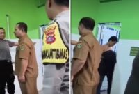 Tangkapan layar video viral memperlihatkan seorang oknum Guru SMA Padang dan pemuda dipergoki warga saat melakukan aksi di toilet masjid.