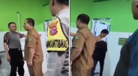 Tangkapan layar video viral memperlihatkan seorang oknum Guru SMA Padang dan pemuda dipergoki warga saat melakukan aksi di toilet masjid.