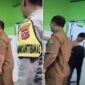 Tangkapan layar video viral memperlihatkan seorang oknum Guru SMA Padang dan pemuda dipergoki warga saat melakukan aksi di toilet masjid.