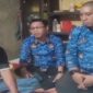 Lurah Maricaya Baru, Budianto (tengah) saat mengunjungi rumah nenek Wahbah di Jalan Monginsidi Baru, Makassar. (Ist)