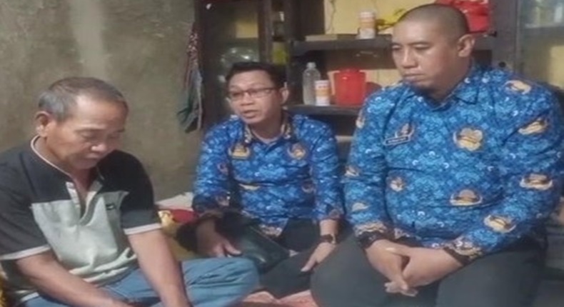 Lurah Maricaya Baru, Budianto (tengah) saat mengunjungi rumah nenek Wahbah di Jalan Monginsidi Baru, Makassar. (Ist)