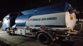 Salah satu truk tangki milik PT Ronal Jaya Energi berkapasitas 8.000 liter yang diduga mengangkut solar bersubsidi dari Kabupaten Luwu Timur menuju Parigi Moutong, Sulawesi Tengah.