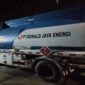 Salah satu truk tangki milik PT Ronal Jaya Energi berkapasitas 8.000 liter yang diduga mengangkut solar bersubsidi dari Kabupaten Luwu Timur menuju Parigi Moutong, Sulawesi Tengah.