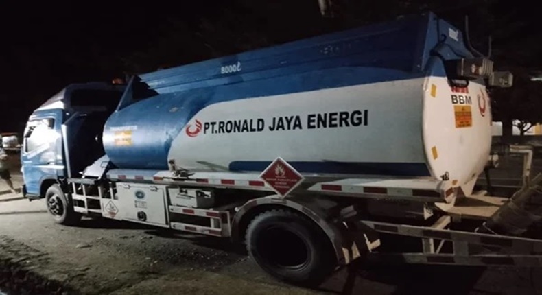 Salah satu truk tangki milik PT Ronal Jaya Energi berkapasitas 8.000 liter yang diduga mengangkut solar bersubsidi dari Kabupaten Luwu Timur menuju Parigi Moutong, Sulawesi Tengah.