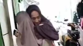 Seorang nenek renta berusia 85 tahun, Wahbah, yang masih dalam kondisi sakit dan baru keluar dari rumah sakit, terpaksa digotong tetangga hanya demi mengambil bantuan beras miskin. (Ist)