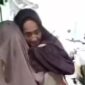 Seorang nenek renta berusia 85 tahun, Wahbah, yang masih dalam kondisi sakit dan baru keluar dari rumah sakit, terpaksa digotong tetangga hanya demi mengambil bantuan beras miskin. (Ist)